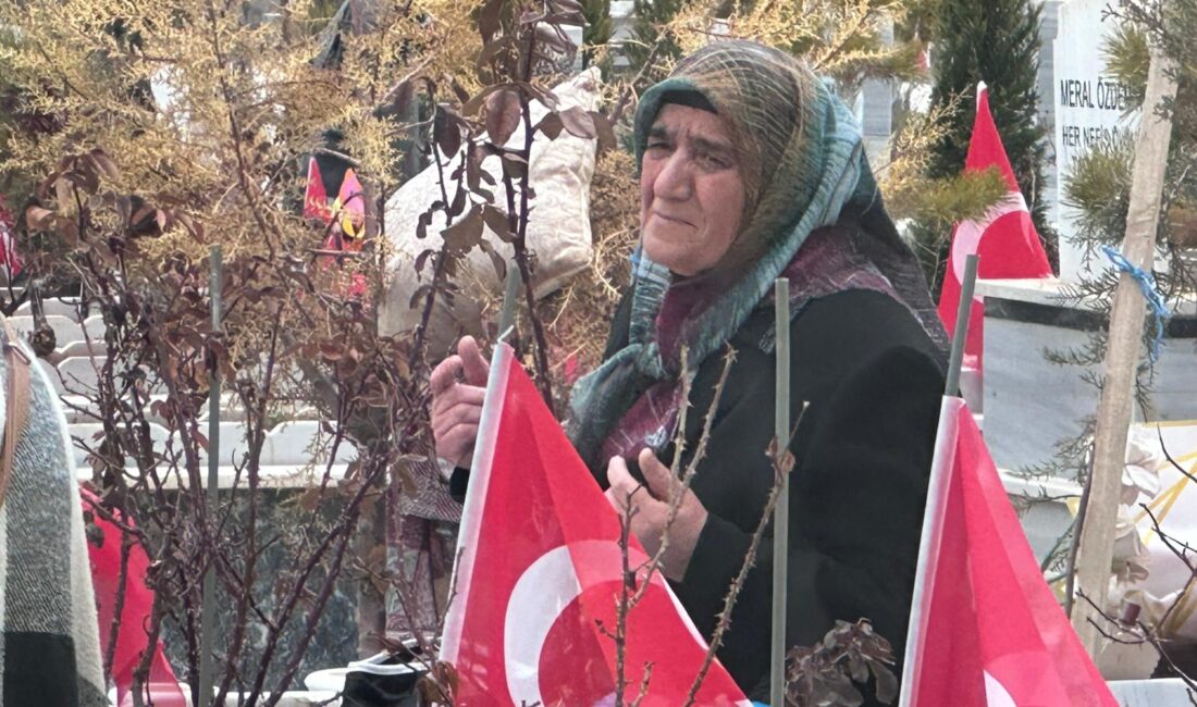 Depremin yıl dönümünde Malatya Şehir Mezarlığı’ndaki deprem şehitliği, hüzünlü anlara