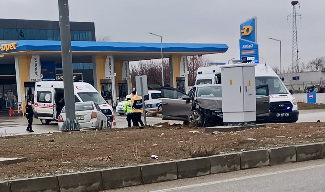 Malatya'nın Akçadağ ilçesinde Kayseri-Malatya karayolu üzerinde iki otomobilin çarpışması sonucu