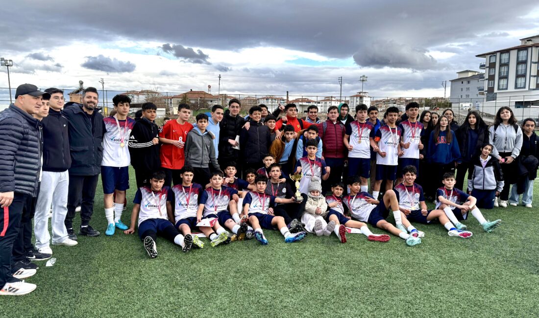 Malatya’da düzenlenen ortaokullar arası futbol şampiyonasında Atatürk Ortaokulu, finalde rakibini