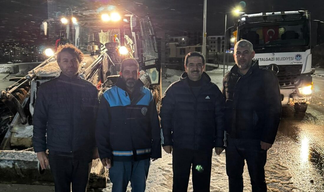 Malatya’da etkisini artıran kar yağışının ardından Battalgazi Belediyesi ekipleri ilçe