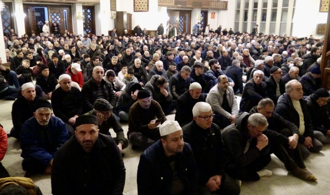 Beraat Kandili, Malatya’da camilerde düzenlenen programlarla dualar eşliğinde ihya edildi.