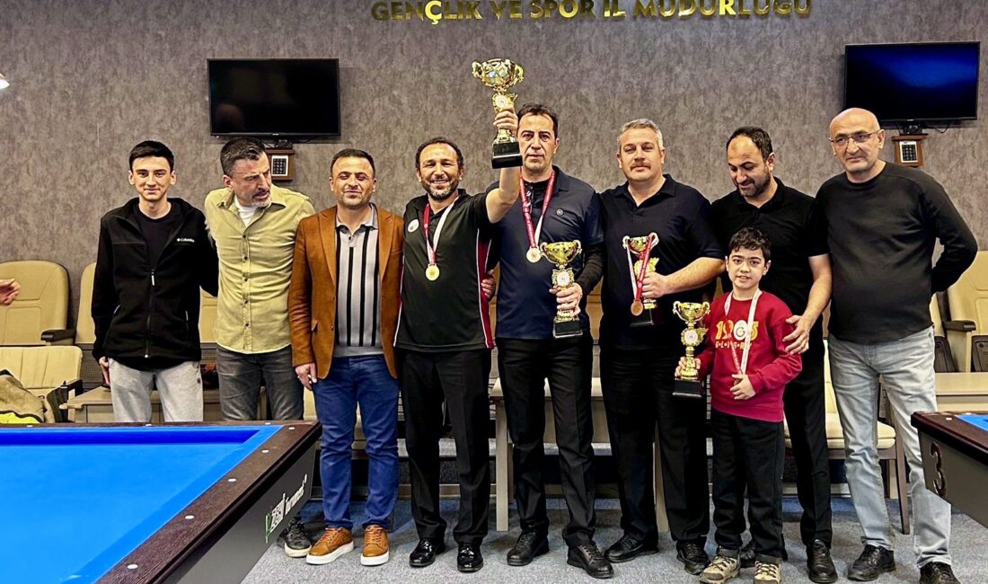 Malatya’da düzenlenen 3 bant bilardo il şampiyonasında dereceye giren sporcular,