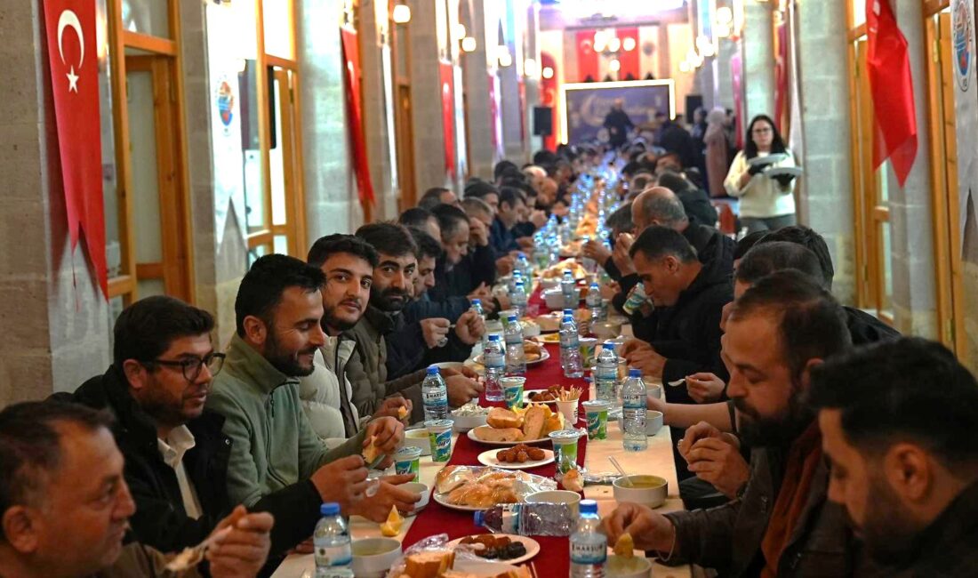 Darende Belediyesi tarafından Bedesten’de düzenlenen iftar programında belediye personeli ve