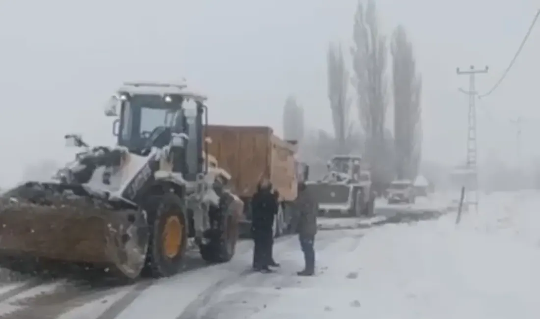 Darende’de Kara Saplanan Karayolları Ekibi Kurtarıldı Darende ilçesine bağlı Palanga Mahallesi’nde yoğun kar yağışı ve tipi