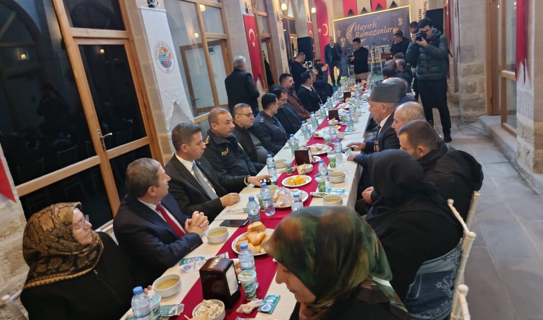Darende Belediyesi tarafından Tarihi Yusuf Paşa Bedesteni’nde düzenlenen iftar programında
