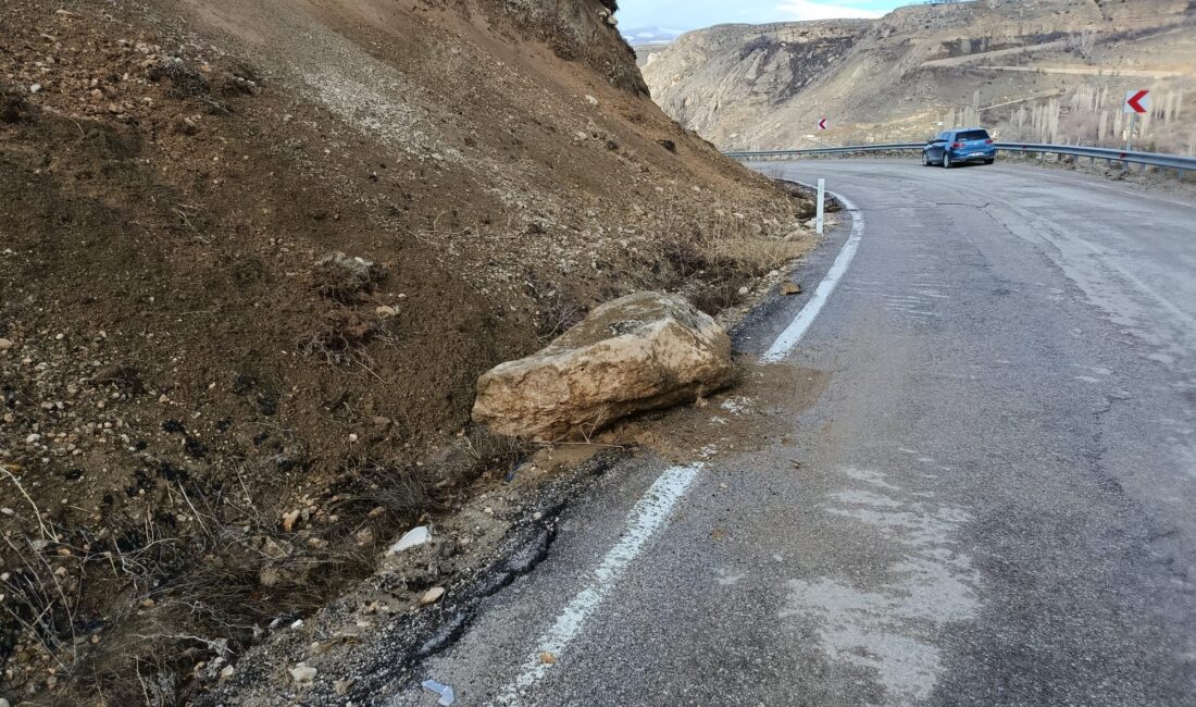 Darende ile Elbistan arasındaki karayolunun Günpınar Mahallesi mevkiinde artan heyelan