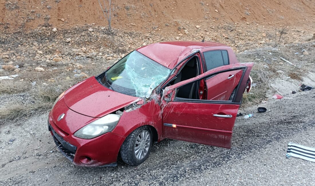 Doğanşehir’de etkili olan yağmur nedeniyle kayganlaşan yolda kontrolden çıkan otomobilin