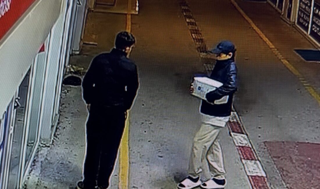 Geçici Ticaret Merkezi’nde esnafların iş yerleri önünde bulunan tezgahlardan yapılan