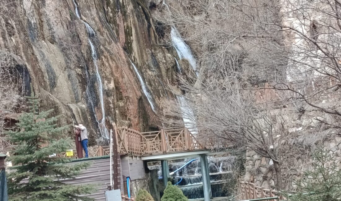 Darende’de pazar gününü değerlendirmek isteyen vatandaşlar, su seviyesinde yaşanan düşüşe
