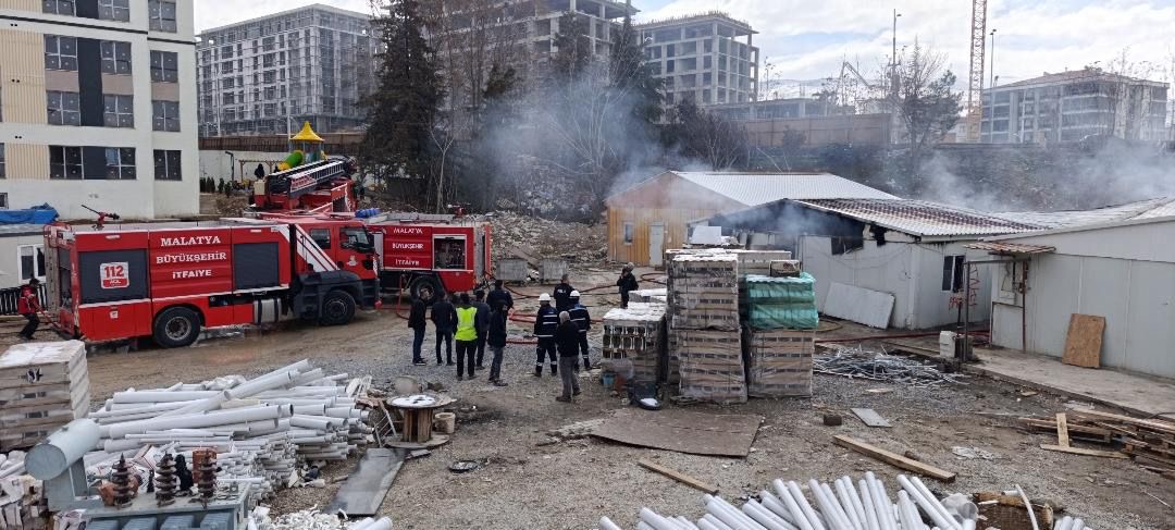 Battalgazi ilçesinde rezerv alanda işçilerin kaldığı konteynerde çıkan yangın itfaiye