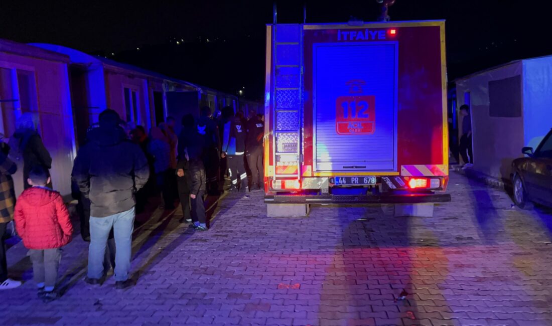 Malatya’nın Battalgazi ilçesinde bulunan Malet Konteyner Kent’te çıkan yangın korku