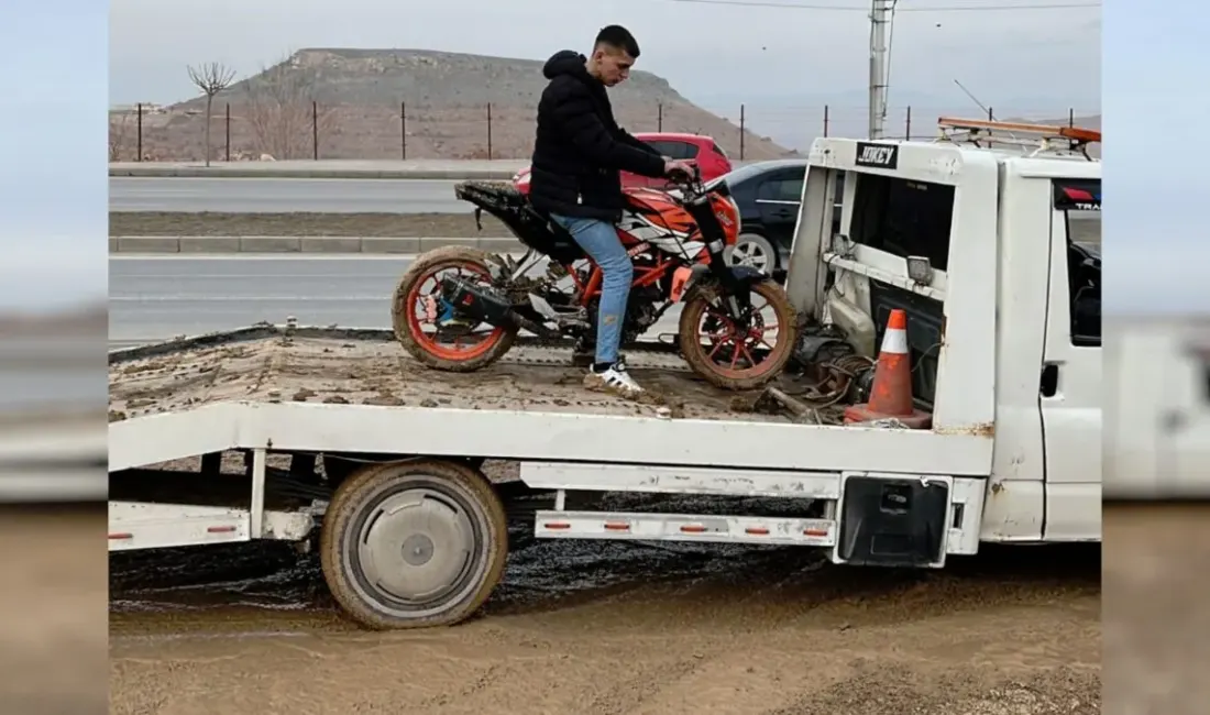 Malatya’da akrobatik hareketlerle trafiği tehlikeye atan motosikletliler, polis ekiplerinin takibi