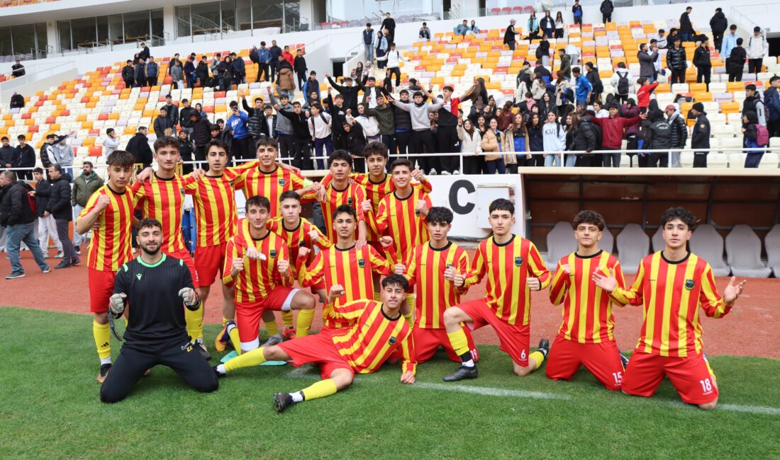Malatya Stadyumu’nda düzenlenen Okul Sporları Yıldızlar Futbol İl Birinciliği finalinde