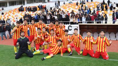 Malatya Stadyumu’nda düzenlenen Okul Sporları Yıldızlar Futbol İl Birinciliği finalinde
