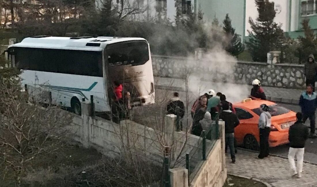 Malatya’da park halindeki iki araçta çıkan yangın söndürülürken, araçlarda maddi