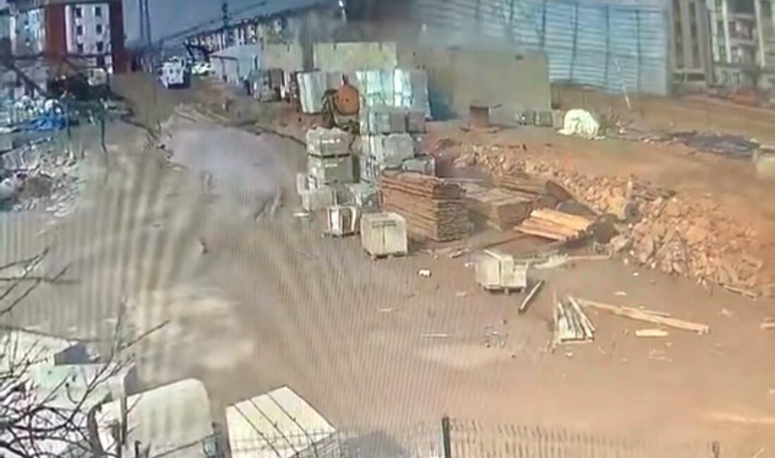 Malatya’da etkili olan şiddetli rüzgar nedeniyle bir TOKİ şantiyesinde bulunan