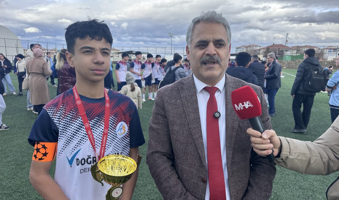Yıldızlar Kategorisi’nde 16 okulun mücadele ettiği Okullar Arası Futbol Turnuvası’na,