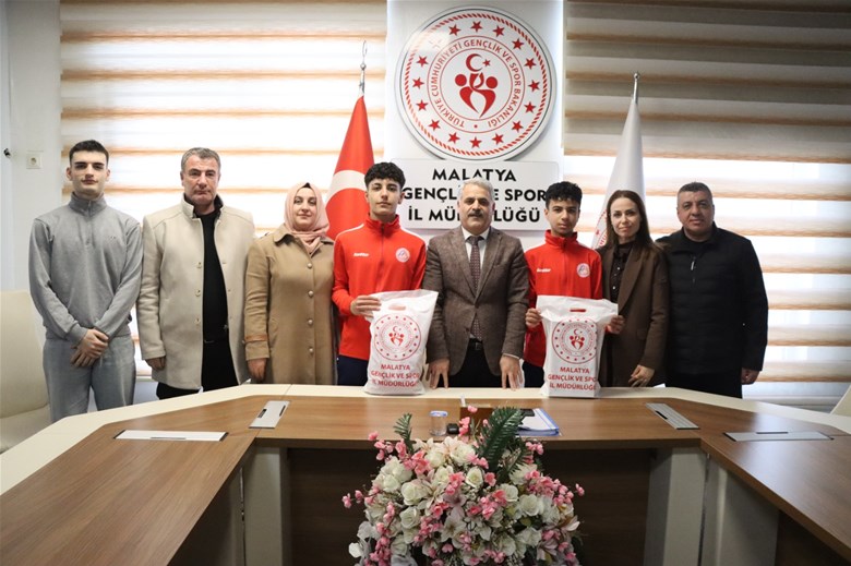 Malatya’da düzenlenen Okul Sporları futbol müsabakaları, futbol tarihine geçecek anlara