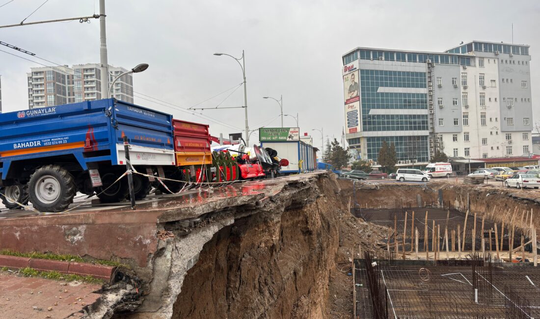 Malatya'da bir inşaatın temeli sırasında toprak çökünce ön kısımda yer