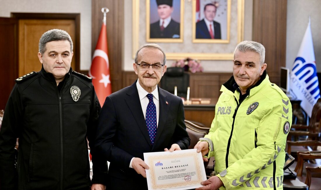 Malatya’da üşüyen bir çocuğa kendi çorabını veren polis memuru Cengiz