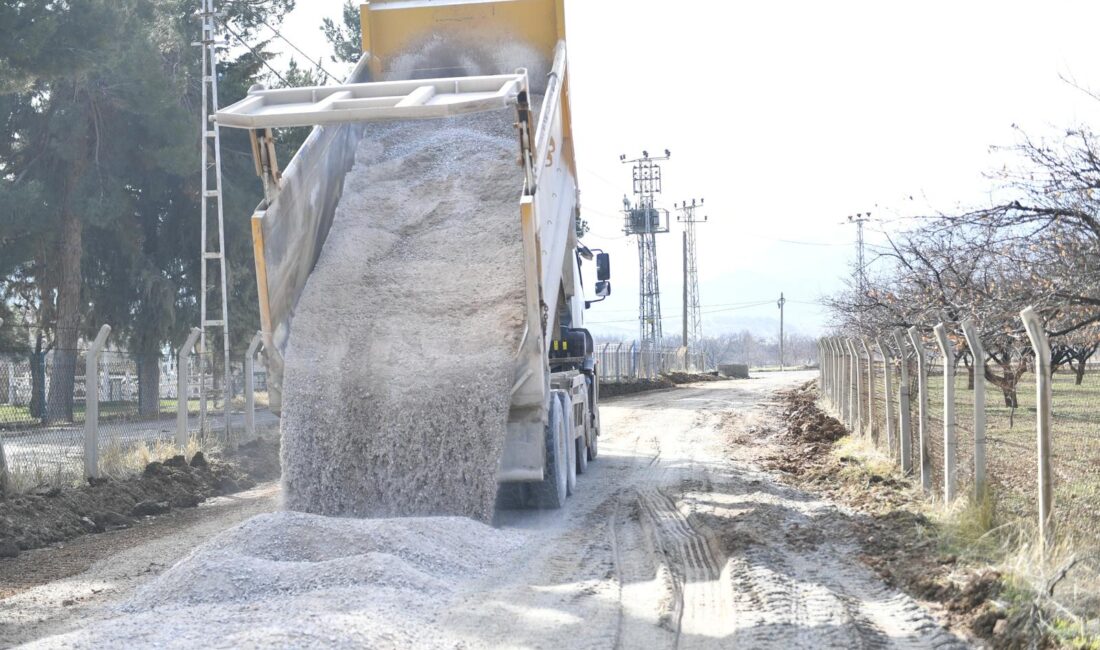 Yeşilyurt Belediyesi, ilçenin kırsal mahallelerinden Görgü’de ulaşım altyapısını güçlendirmek amacıyla