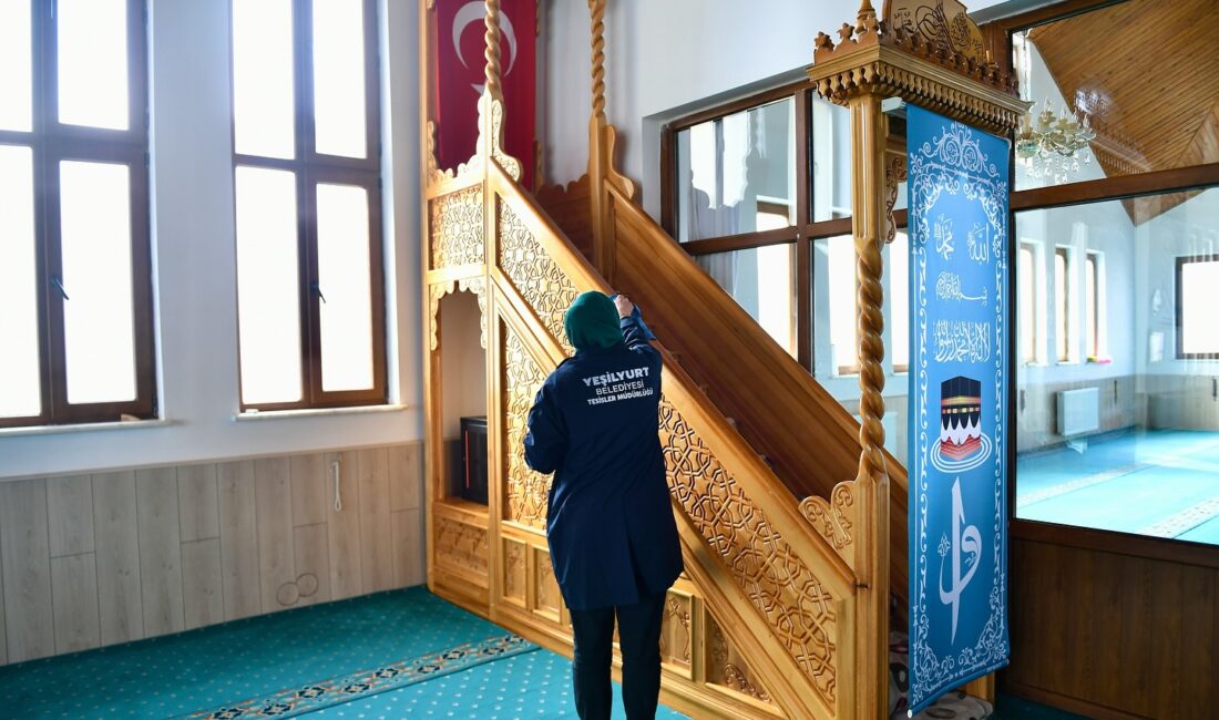 Yeşilyurt Belediyesi Temizlik Hizmetleri Müdürlüğü ekipleri, mübarek Ramazan Ayı’nın ilçe