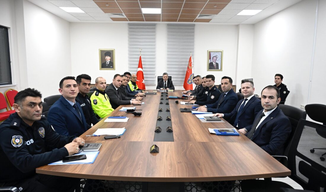 Adıyaman İl Emniyet Müdürü Arzum Nazman başkanlığında düzenlenen haftalık değerlendirme