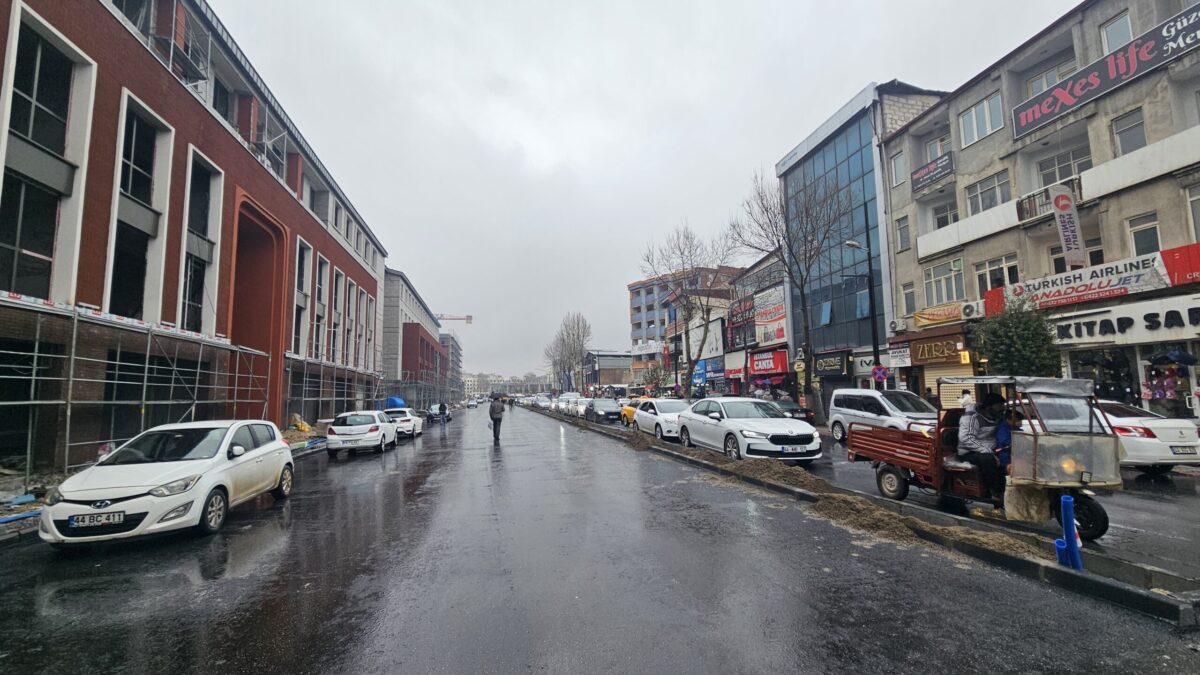 İnönü Caddesi’nin Kışla-Emeksiz arası trafiğe açılırken Fuzuli Caddesi’nin bir kısmı
