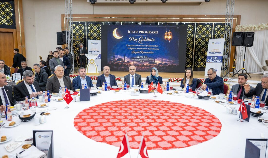 Malatya Büyükşehir Belediye Başkanı Sami Er, mahalle muhtarlarıyla iftar programında