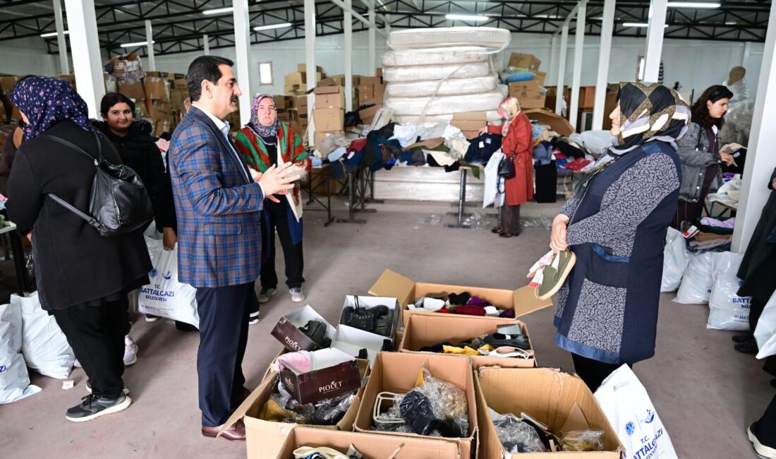 Battalgazi Belediyesi Sosyal Hizmetler Müdürlüğü Lojistik Deposu’nda gerçekleştirilen yardım malzemesi