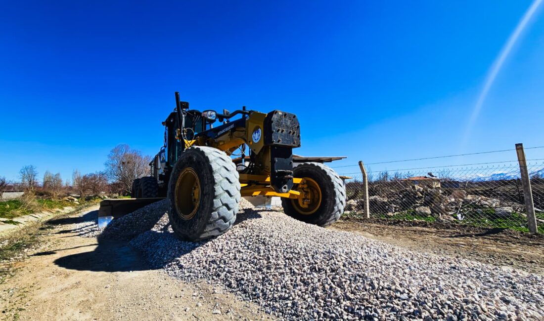 Battalgazi Belediyesi Fen İşleri Müdürlüğü ekipleri, kırsal mahallelerde yürüttüğü yol