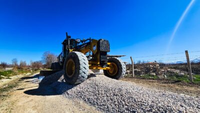 Battalgazi Belediyesi Fen İşleri Müdürlüğü ekipleri, kırsal mahallelerde yürüttüğü yol