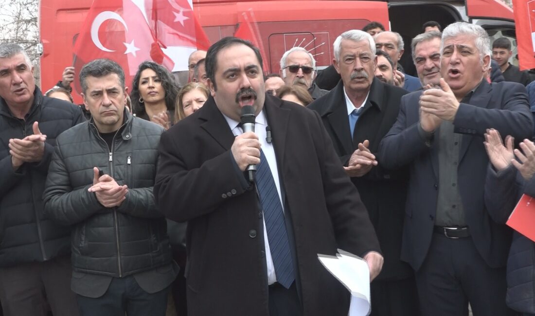 CHP Malatya İl Başkanı Barış Yıldız, Emeksizüz Kavşağı’nda düzenlenen basın