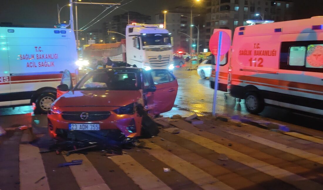Çöşnük Kavşağı’nda akşam saatlerinde iki otomobilin çarpışması sonucu meydana gelen
