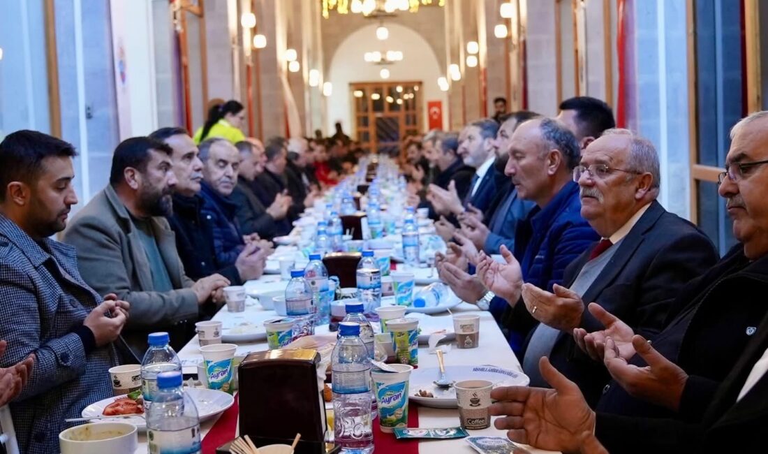 Darende Belediyesi’nin düzenlediği iftar programında ilçe protokolü birlik mesajı verdi.