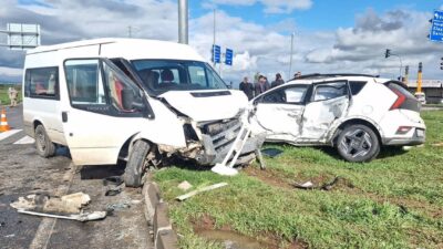 Diyarbakır’ın Bağlar ilçesinde öğrencileri taşıyan servis minibüsü ile otomobilin çarpışması