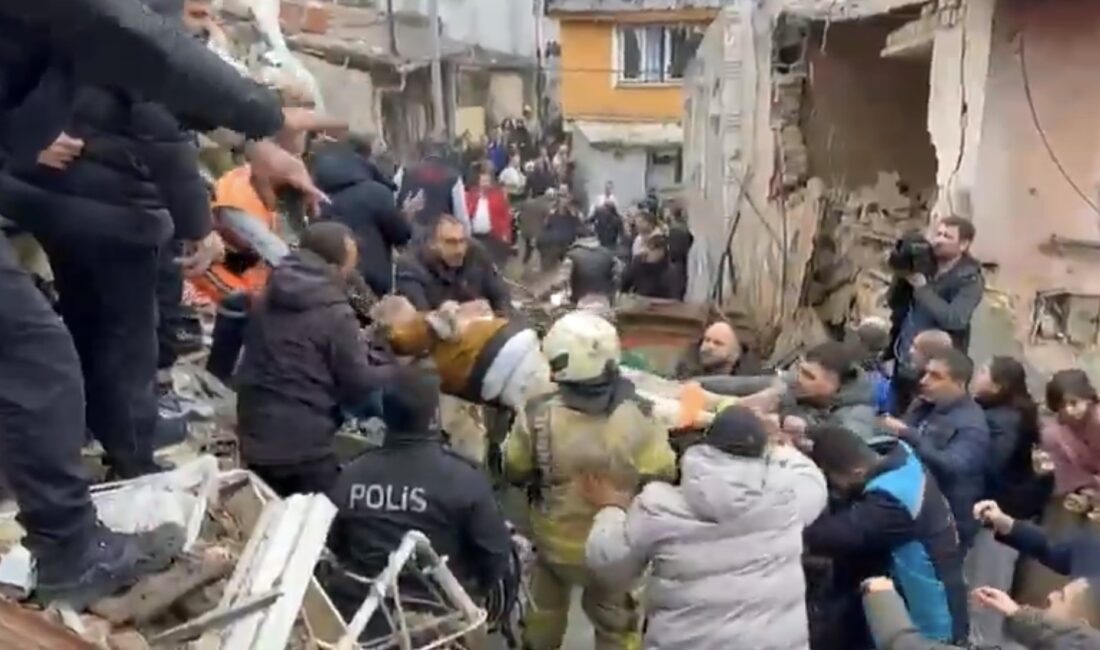 İstanbul Fatih’te doğal gaz kaynaklı patlama sonrası çöken iki binanın