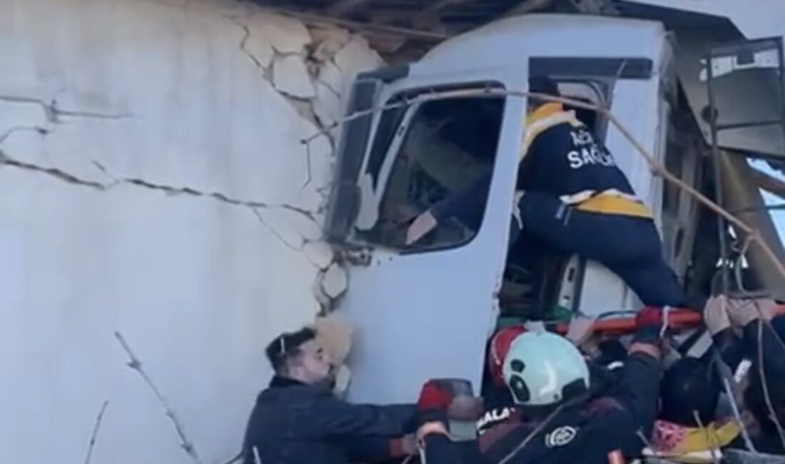 Battalgazi ilçesinde freni patlayan kamyon kontrolden çıkarak bir eve girdi.