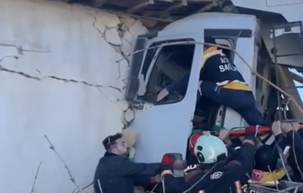 Battalgazi ilçesinde freni patlayan kamyon kontrolden çıkarak bir eve girdi.