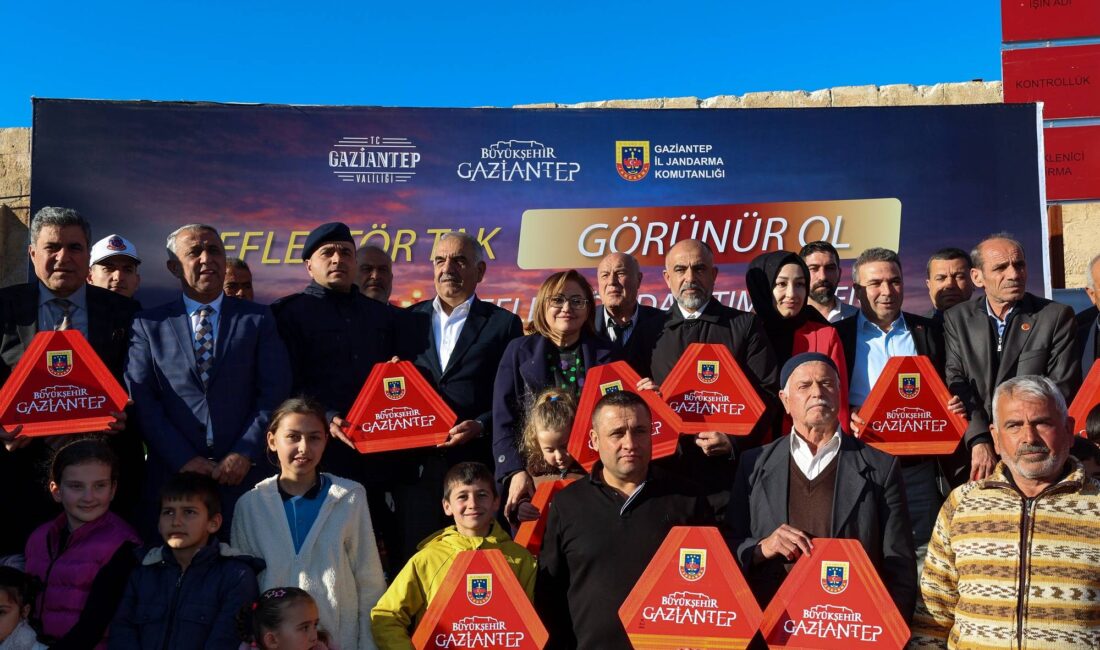 Gaziantep Büyükşehir Belediyesi tarafından traktörlerde trafik güvenliğini artırmak amacıyla başlatılan