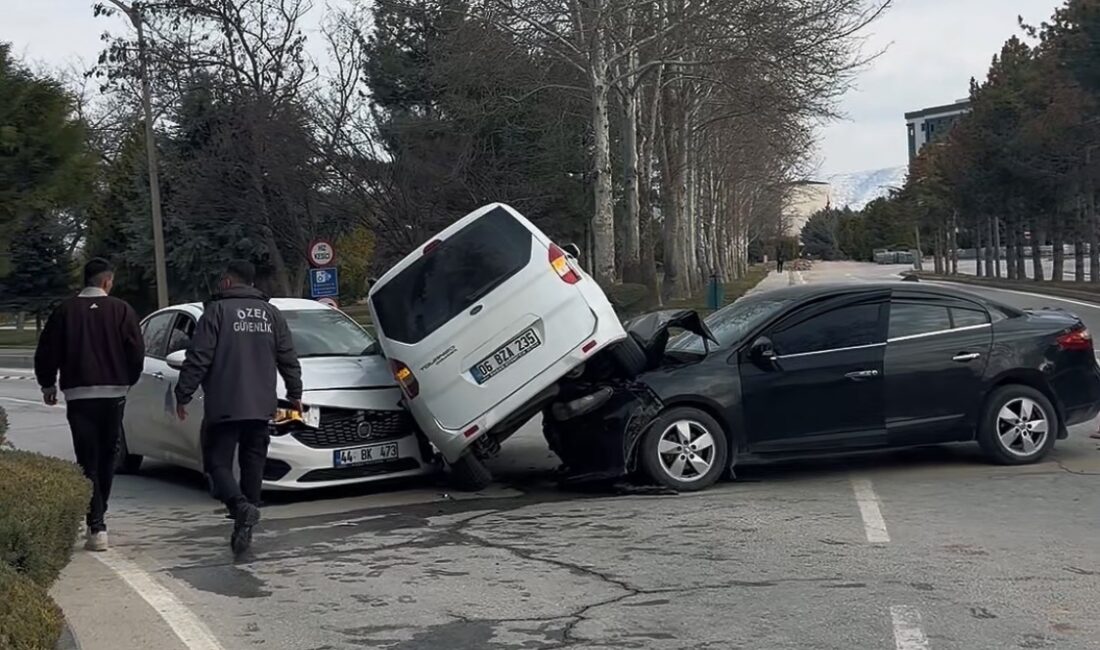 Malatya’da İnönü Üniversitesi kampüs alanında 3 aracın karıştığı trafik kazasında