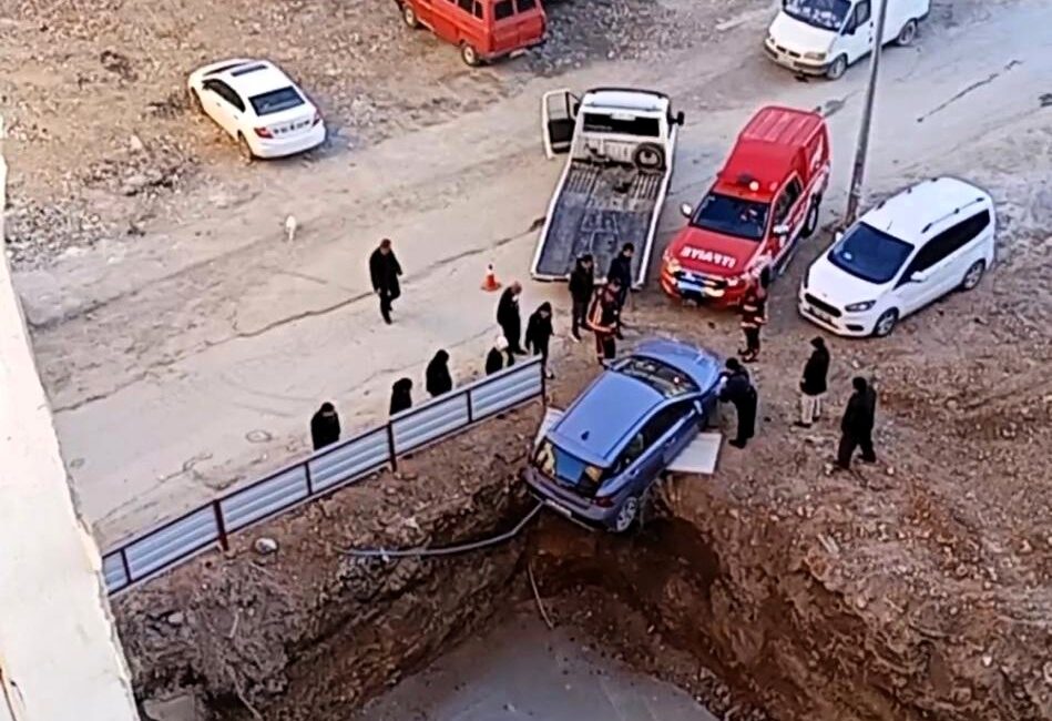 Malatya'da direksiyon hakimiyetini kaybeden bir otomobil yol kenarındaki bir inşaatın