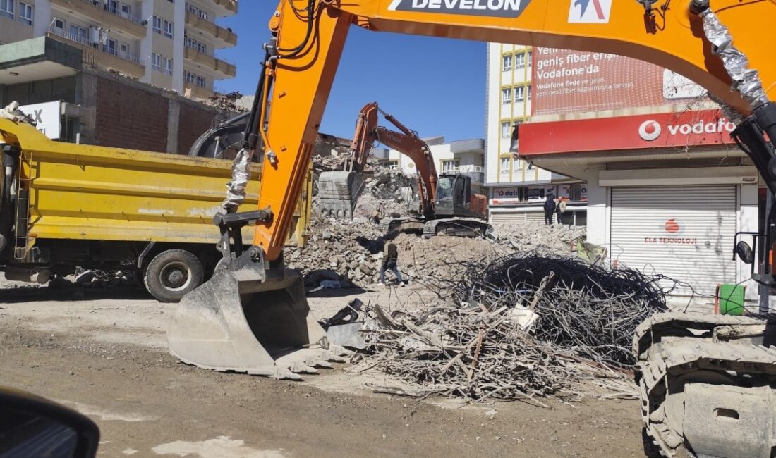 Adıyaman’ın Kahta ilçesinde deprem sonrası yıkılan binaların moloz ve demir