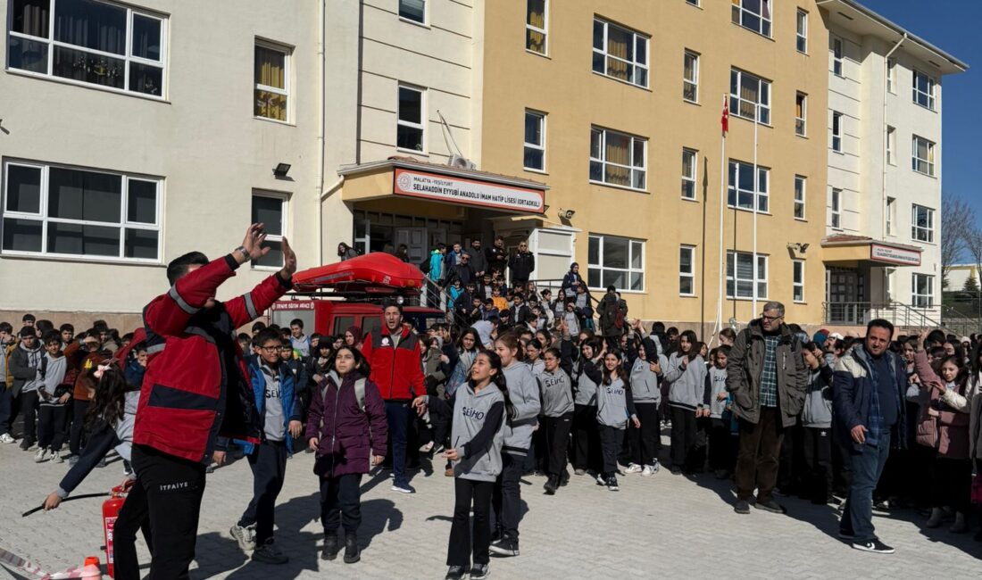 Malatya Büyükşehir Belediyesi İtfaiye Dairesi Başkanlığı, öğrencileri deprem ve yangın