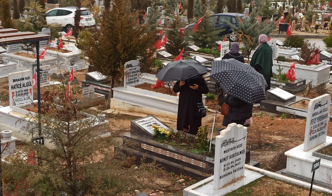 Deprem bölgesi Malatya’da bayrama sevdiklerinden uzak giren vatandaşlar, sabahın erken