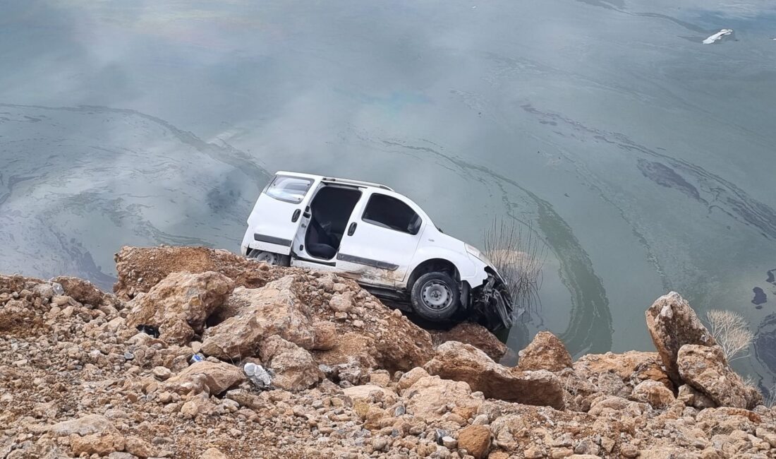 Malatya’da Beylerderesi Göleti’ne doğru yuvarlanan otomobil, suya düşmesine ramak kala