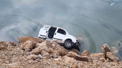 Malatya’da Beylerderesi Göleti’ne doğru yuvarlanan otomobil, suya düşmesine ramak kala
