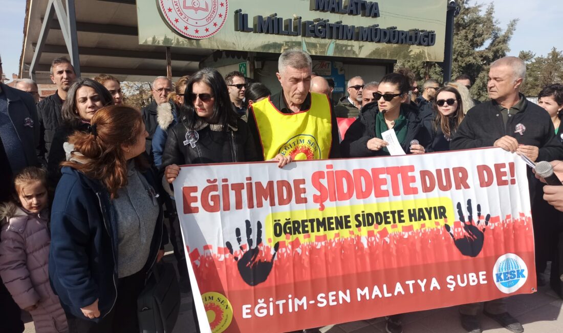Malatya’da, Malatya İl Milli Eğitim Müdürlüğü önünde eğitimciler tarafından basın