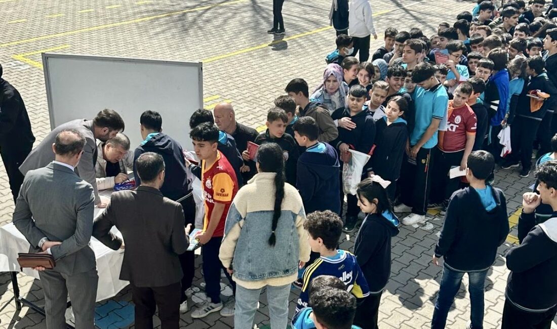Türk futbolunun efsane golcülerinden Tanju Çolak, Malatya’da öğrencilerle bir araya