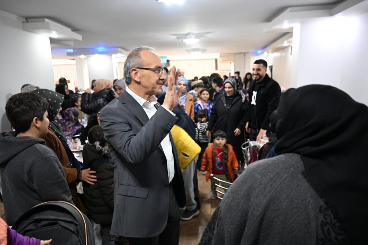 Malatya Yetimler Kervanı Derneği tarafından düzenlenen iftar programında yetim çocuklar,